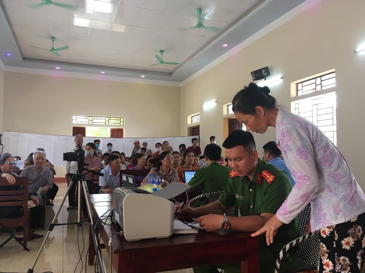 Công an huyện Hậu Lộc triển khai cấp Căn cước công dân gắn chíp trên địa bàn xã Đa Lộc.