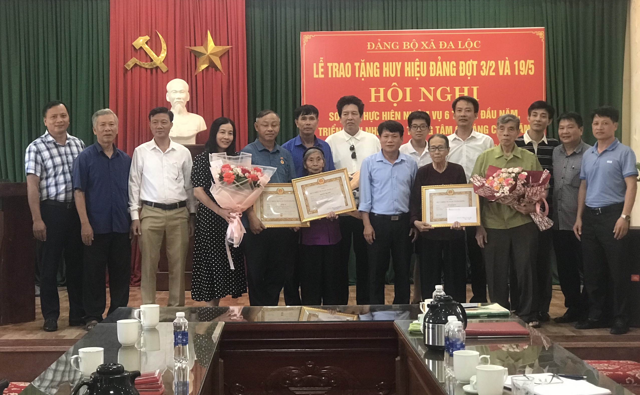 Sáng ngày 29/6/2023 Đảng ủy xã Đa Lộc đã long trọng tổ chức lễ trao tặng huy hiệu đảng đợt 2 năm 2023