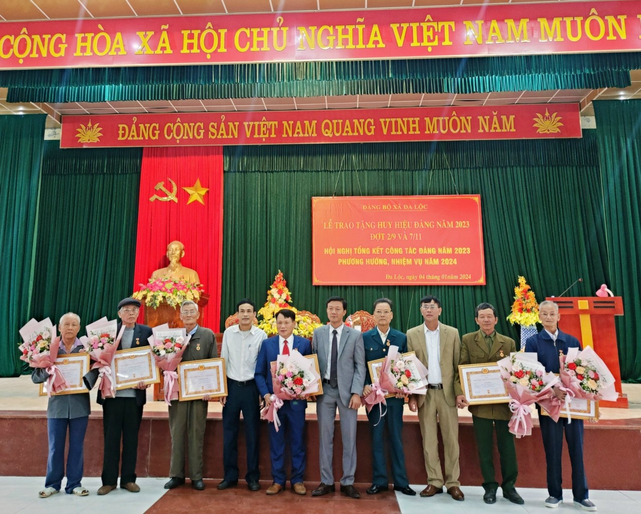 Đảng bộ xã  Đa Lộc tổ chức “Lễ trao tặng Huy Hiệu Đảng” đợt 2-9 và 7-11 và hội nghị tổng kết công tác Đảng năm 2023; triển khai phương hướng, nhiệm vụ năm 2024.