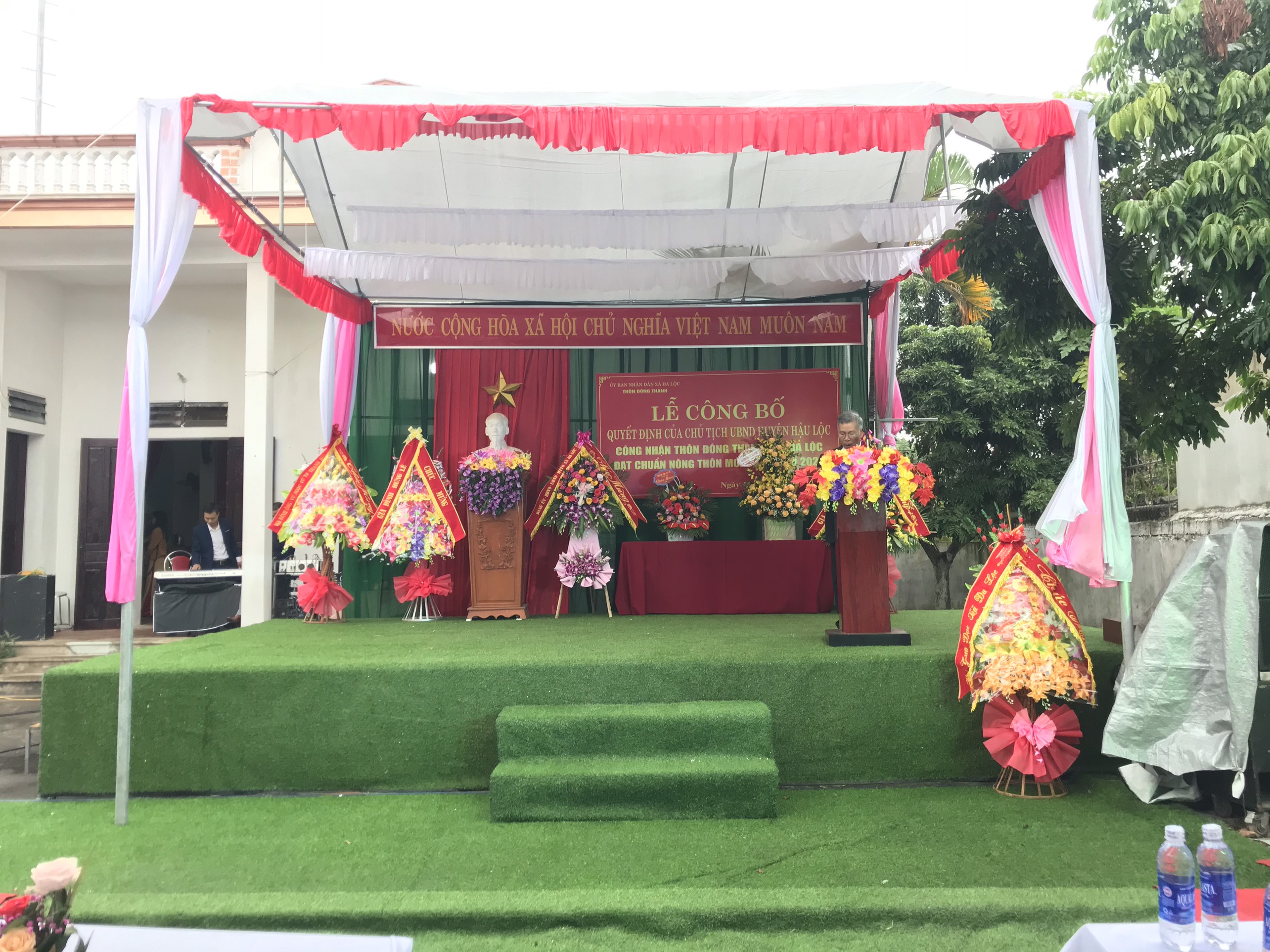 Lễ đón nhận quyết định thôn nông thôn mới của chủ tịch UBND huyện